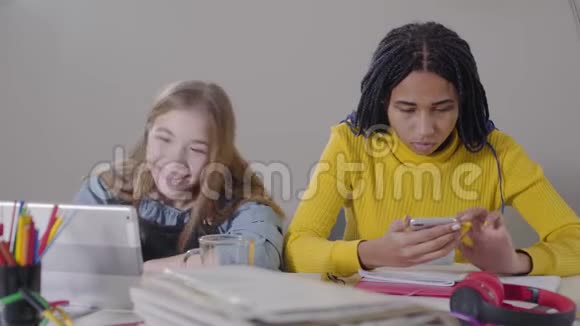 美丽的白人女孩在平板电脑上打视频电话看着心烦意乱的非裔美国朋友让她平静下来视频的预览图