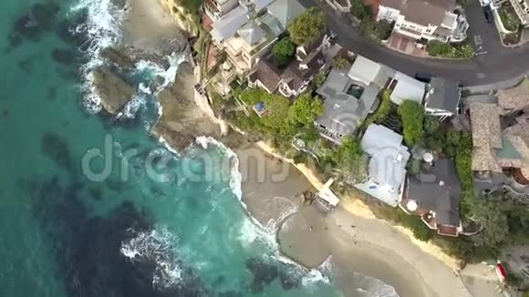 鸟眼鸟瞰拉古纳海滩城市海岸加州海浪打破维多利亚海滩视频的预览图