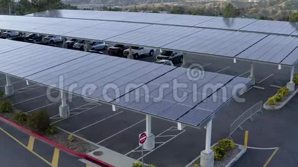 加州圣克拉丽塔停车场屋顶的太阳能电池板空中上升视频的预览图