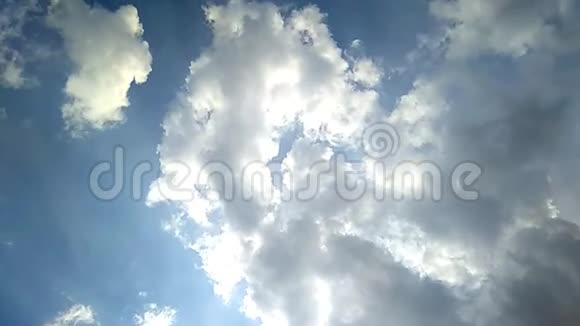 美丽的白云在天空中飞翔云和天空视频的预览图