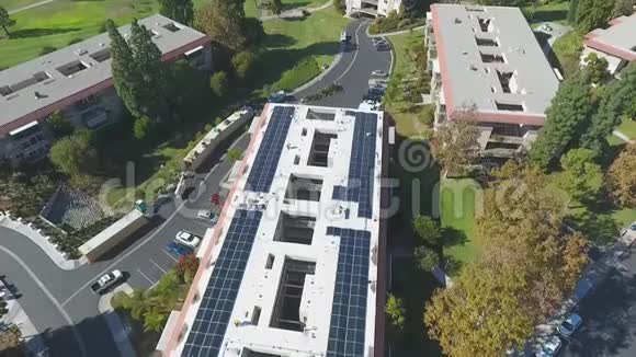 在退休大楼安装光伏太阳能电池板空中景观可再生能源和可持续能源概念视频的预览图