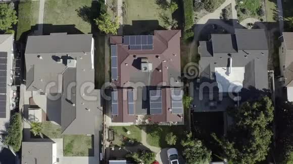 加州洛杉矶附近房屋的太阳能电池板空中上升的鸟瞰图视频的预览图