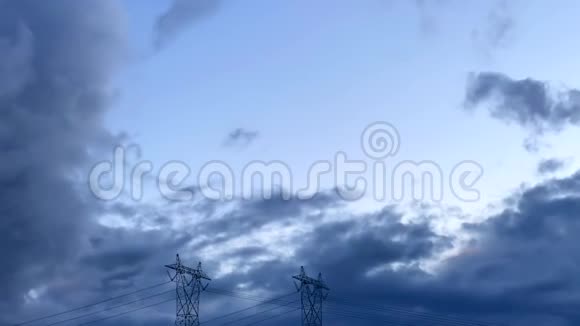 钢缆能源动力塔架时间推移缓慢风暴云通过头顶视频的预览图