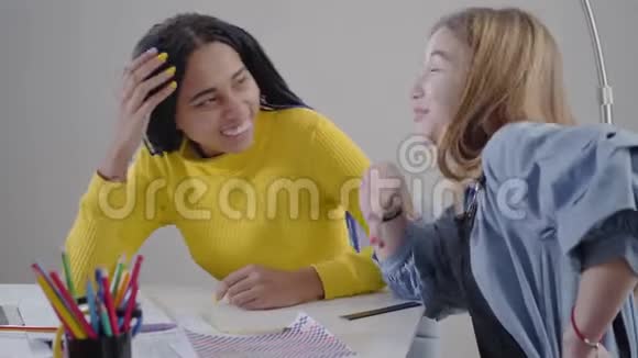 美丽的非裔美国妇女倾听她的高加索朋友的情感交谈的肖像快乐的学生视频的预览图