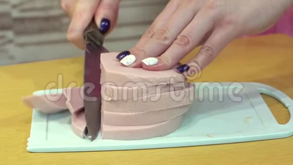 慢动作女性用刀切香肠视频的预览图