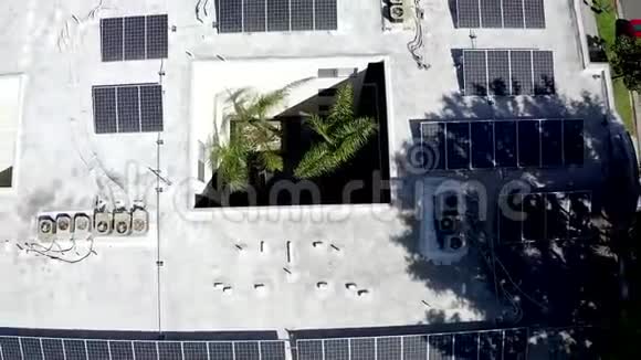 空中自上而下无人驾驶飞机在屋顶上拍摄太阳能电池板在阳光明媚的一天加州洛杉矶视频的预览图
