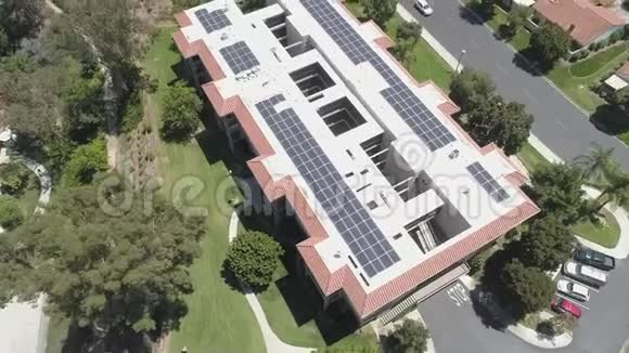 建筑综合体顶部太阳能电池板阵列系统空中景观现代技术替代能源视频的预览图