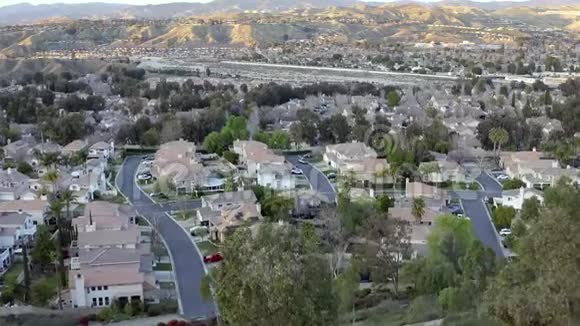 加州日落时分圣克拉丽塔居民区的空中无人机升起视频的预览图