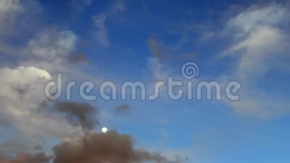 晴天天空中云和月的时间流逝视频的预览图