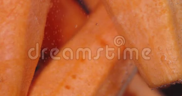 新鲜的橙色胡萝卜在水里视频的预览图