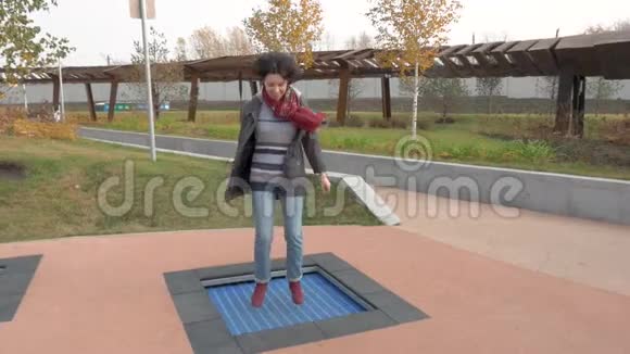 可怜的白人女人在公园里跳着一个小蹦床她很高兴视频的预览图