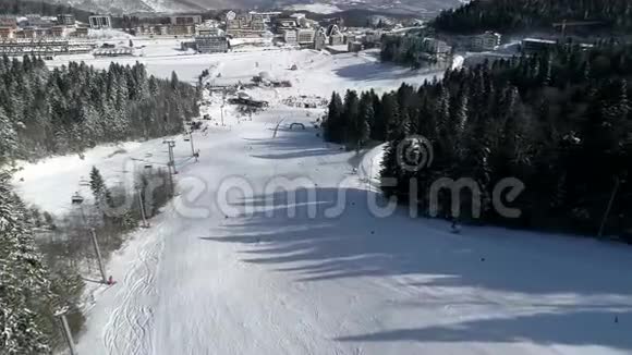 满是滑雪者的雪山视频的预览图