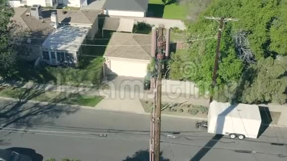 3G4G细胞塔附近的房子空中淘洗在洛杉矶加利福尼亚州视频的预览图