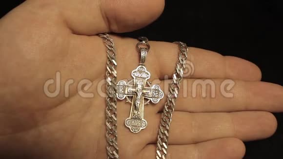 东正教信徒一个拿着十字架的人抓住他的十字架项链视频的预览图