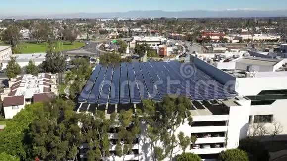 大型太阳能电池板顶部停车结构空中上升镜头可再生绿色能源在长滩加利福尼亚州视频的预览图