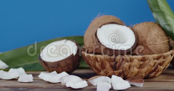 篮子里的椰子和桌子上的椰子碎片慢慢地旋转着视频的预览图