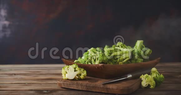 新鲜的西兰花在一个碗里用凉爽的蒸汽视频的预览图
