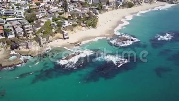 加利福尼亚拉古纳海滩城市的鸟瞰图太平洋上雄伟的白沙维多利亚海滩视频的预览图