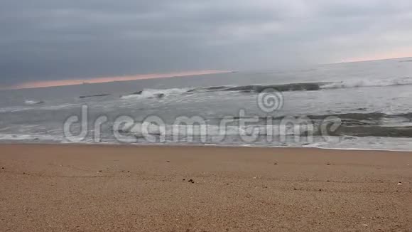 太阳升起的海滩海景海岸视频的预览图