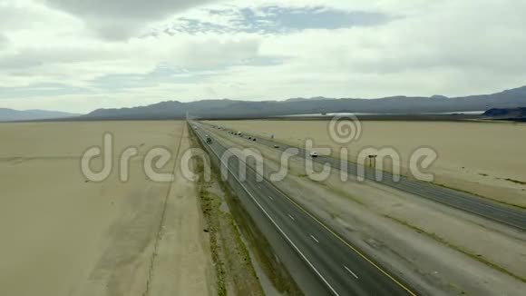 在莫哈韦沙漠沿15号州际公路行驶的卡车和车辆空中视频的预览图