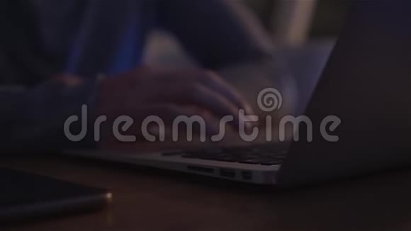 笔记本电脑的夜间工作视频的预览图