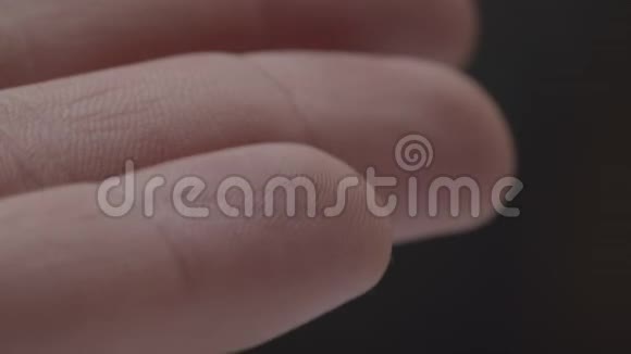 人类手指的宏观视野有指纹的男性手掌视频的预览图
