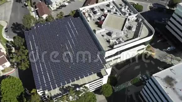 在阳光明媚的一天美国加州长滩空中无人驾驶飞机在一个充满太阳能电池板的屋顶上打滚视频的预览图