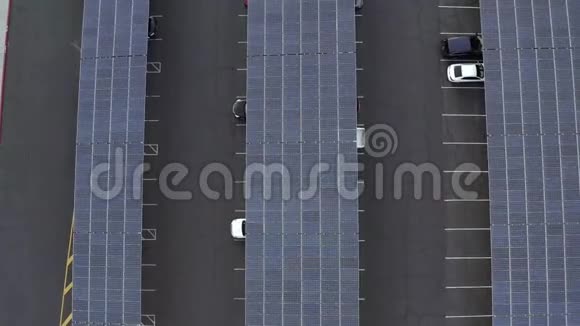 加州圣克拉丽塔停车场屋顶太阳能电池板项目视频的预览图