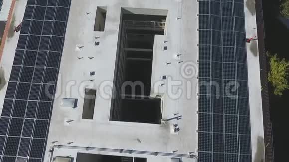 太阳能电池板项目安装在建筑物顶部的工人鸟瞰能源概念视频的预览图