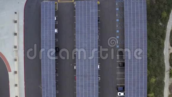 加州洛杉矶停车场的太阳能电池板空中鸟瞰视频的预览图