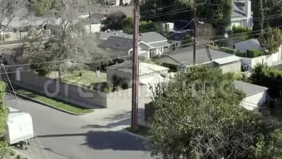 洛杉矶郊区住宅3G4G电池塔的空中飞行显示视频的预览图