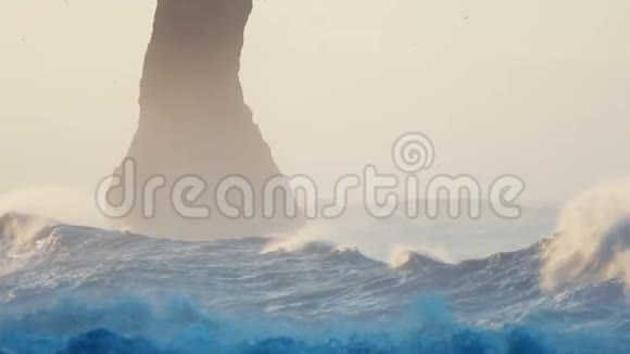 冰岛海鸥山黑沙滩黎明风浪100英尺视频的预览图