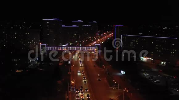 晚上哈尔科夫晚上哈尔科夫的空中摄影一架无人机的4k视频视频的预览图