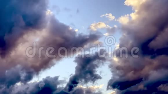 乌云掠过天空的时间流逝视频的预览图