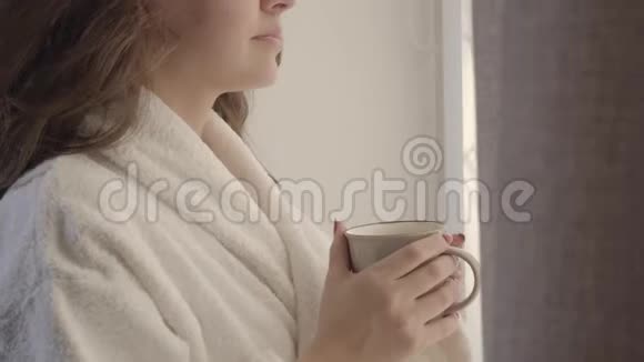 一位美丽的白种人年轻女人在早晨喝咖啡笑得要命活泼开朗的女孩视频的预览图