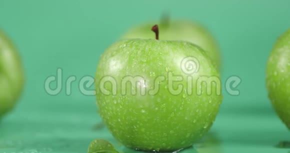 用水滴旋转新鲜的绿色苹果视频的预览图
