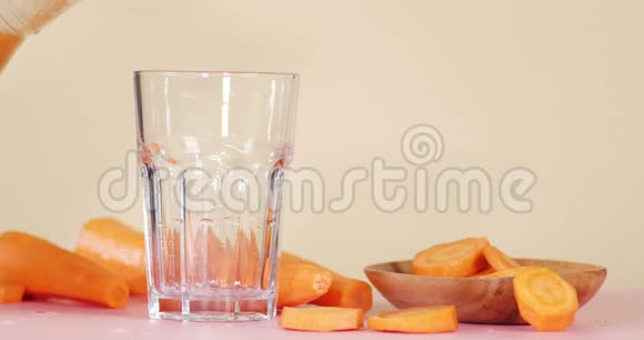 在玻璃杯中倒入新鲜胡萝卜汁视频的预览图