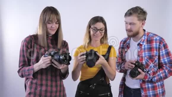 摄影师年轻的专家在摄影学校学习单反相机的装置视频的预览图