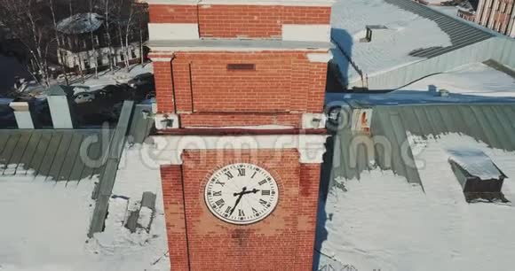 一个老城的红砖戏剧剧院屋顶上有雪堆大钟塔视频的预览图