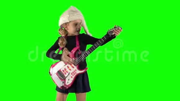 可爱的女孩玩玩具吉他在圣诞音乐会上唱歌视频的预览图