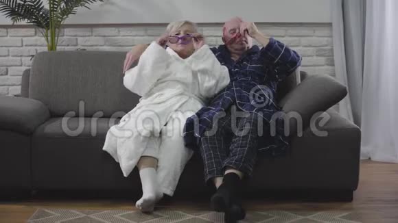 白人退休人员戴上3D眼镜看电影快乐积极的夫妻在家休息后视频的预览图