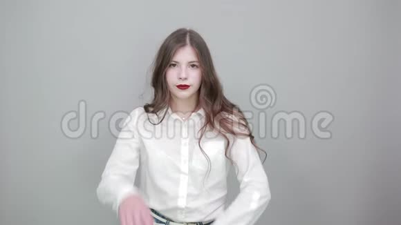 穿着时尚白衬衫的迷人年轻女子做着时尚舞蹈的姿态视频的预览图