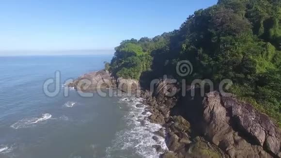 飞越巴西东南部的小热带海滩视频的预览图