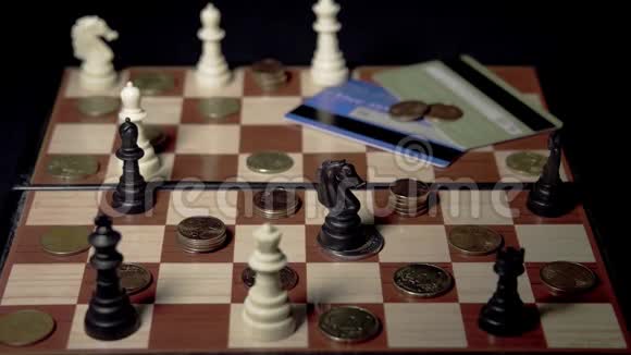 男手在钱旁边下棋棋盘上的欧元硬币视频的预览图