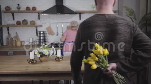 回到成熟的秃顶白种人高级男子接近他的妻子并呈现她的黄色郁金香花束成熟成熟视频的预览图
