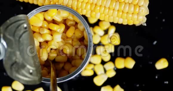 打开一罐玉米一个勺子慢慢旋转视频的预览图