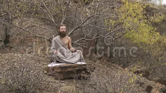 秋天瑜伽在山上冥想视频的预览图