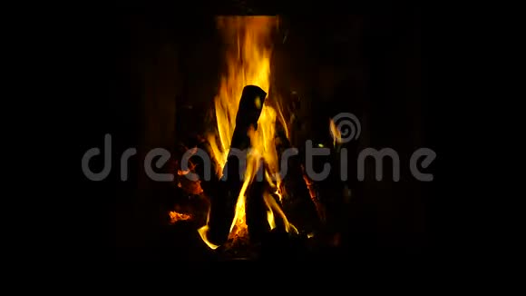 一个燃烧的壁炉噼里啪啦的木头火的声音视频的预览图