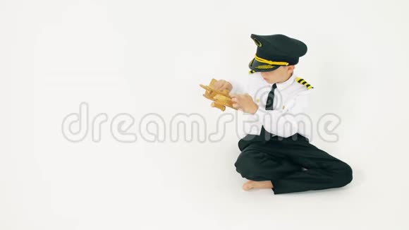 穿着飞行员制服男孩玩玩具飞机飞机着陆视频的预览图