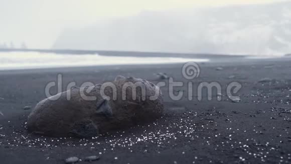黑色海滩石暴风暴海洋冰岛雪风100英尺视频的预览图